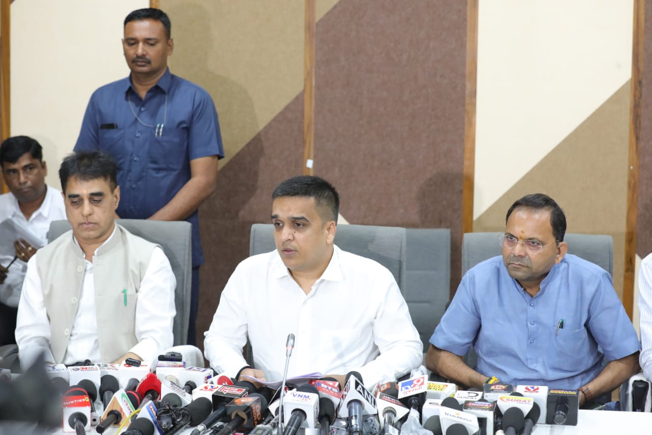 सूरत सर्किट हाउस में गृह एवं उद्योग राज्य मंत्री हर्ष संघवी प्रेस कांफ्रेस को संबोधित करते हुए। सूरत सर्किट हाउस में गृह एवं उद्योग राज्य मंत्री हर्ष संघवी प्रेस कांफ्रेस को संबोधित करते हुए।