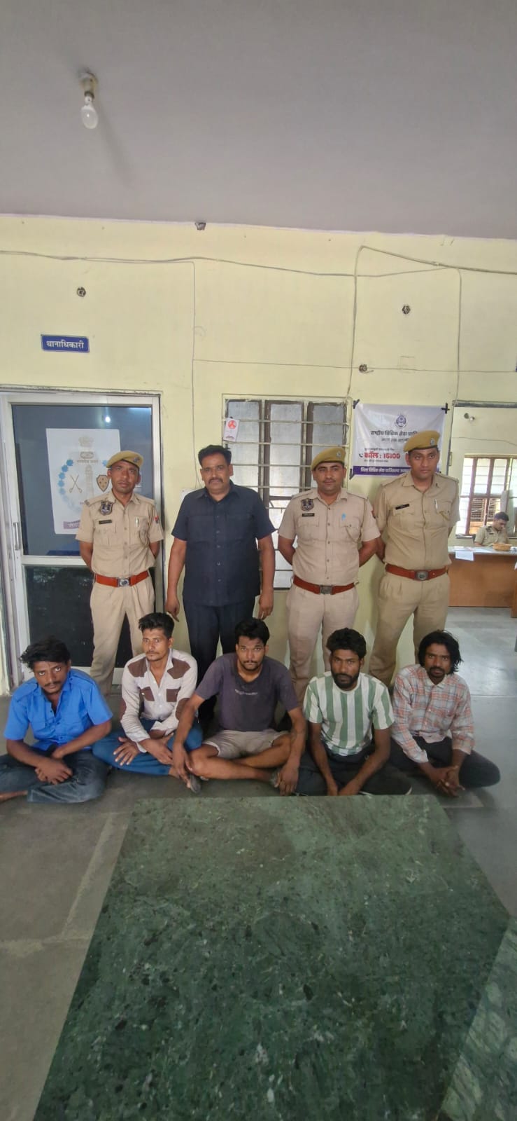 पेट्रोल पंप पर डकैती की योजना बनाते पांच बदमाश चढ़े पुलिस के हत्थे पेट्रोल पंप पर डकैती की योजना बनाते पांच बदमाश चढ़े पुलिस के हत्थे