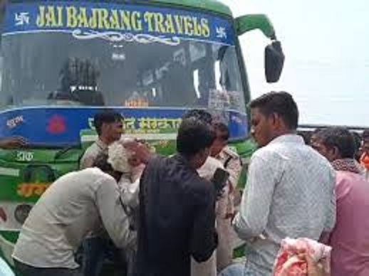 यात्री बस में फांसी के फंदे पर लटका मिला ड्रायवर का शव यात्री बस में फांसी के फंदे पर लटका मिला ड्रायवर का शव