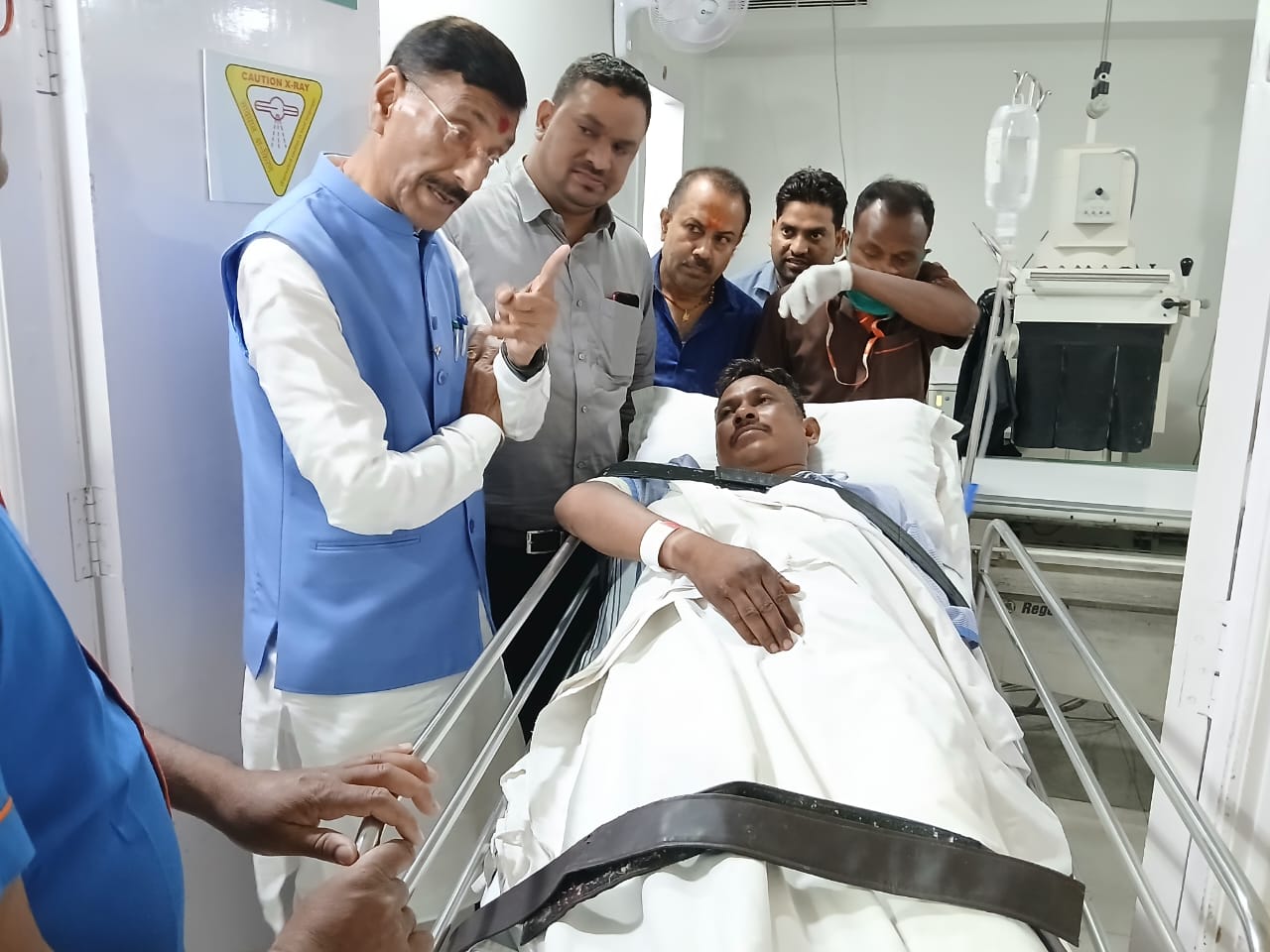 संजय सेठ जवान से मिलते हुए