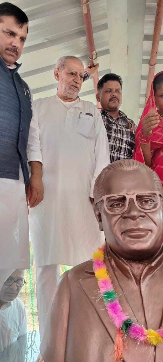 डा राममनोहर लोहिया की मूर्ति का अनावरण करते हुए अतिथि। डा राममनोहर लोहिया की मूर्ति का अनावरण करते हुए अतिथि।