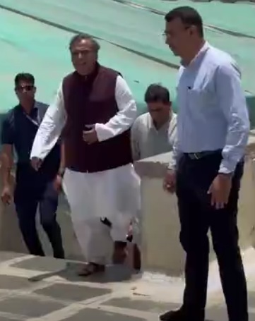 द्वारकाधीधा मंदिर में रिलायंस इंडस्ट्रीज के मुकेश अंबानी द्वारकाधीधा मंदिर में रिलायंस इंडस्ट्रीज के मुकेश अंबानी
