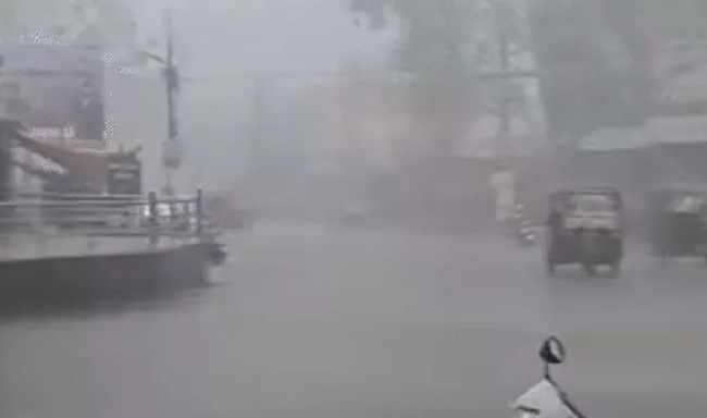 मप्रः मंडला समेत कई जिलों में हुई झमाझम बारिश, रतलाम में गिरे ओले मप्रः मंडला समेत कई जिलों में हुई झमाझम बारिश, रतलाम में गिरे ओले
