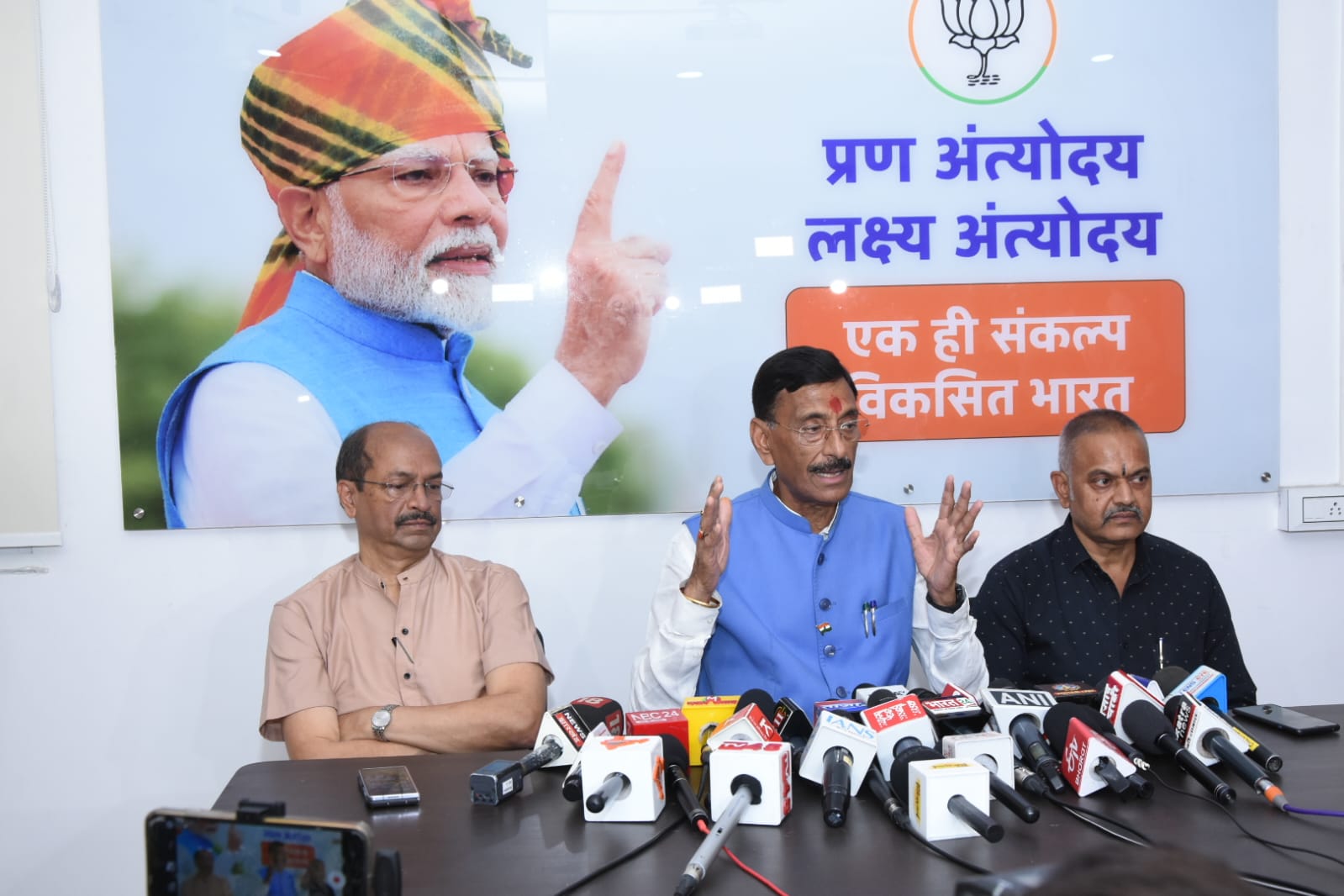 प्रेस कॉन्फ्रेंस करते हुए संजय सेठ सहित अन्य प्रेस कॉन्फ्रेंस करते हुए संजय सेठ सहित अन्य