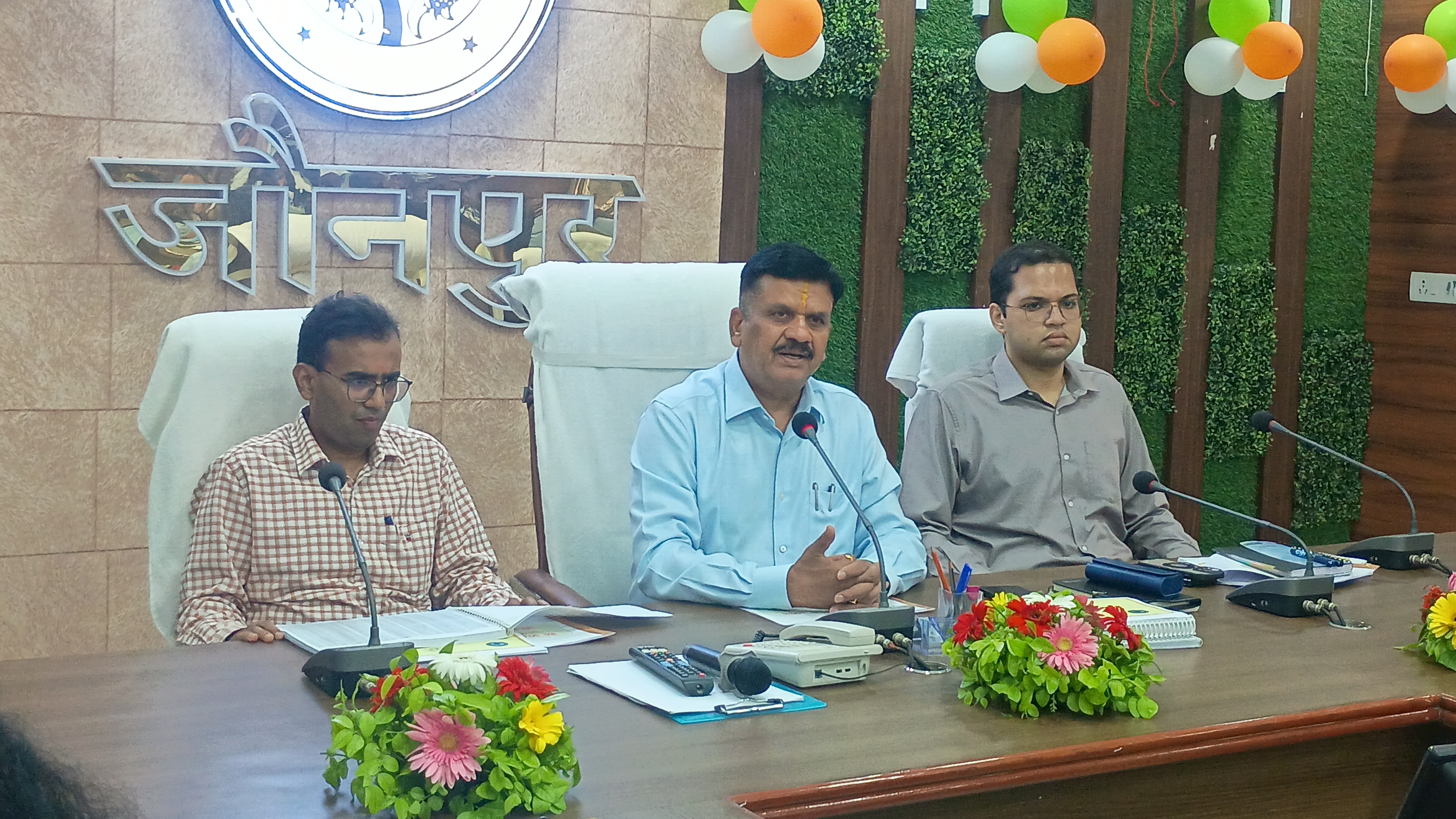 अल्पसंख्यक कल्याण निदेशक अधिकारियों संग बैठक करते हुए