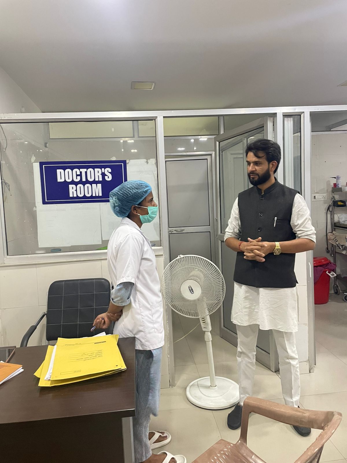 सदर अस्पताल में कर्मियों से बात करते सांसद प्रतिनिधि सदर अस्पताल में कर्मियों से बात करते सांसद प्रतिनिधि