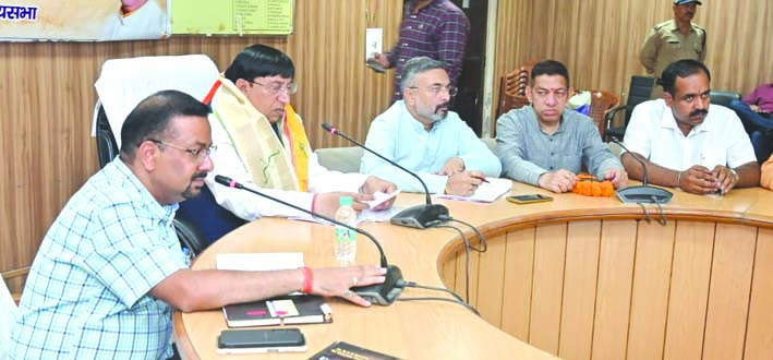 सीसीआर में बैठक लेते हुए सांसद नरेश बंसल सीसीआर में बैठक लेते हुए सांसद नरेश बंसल