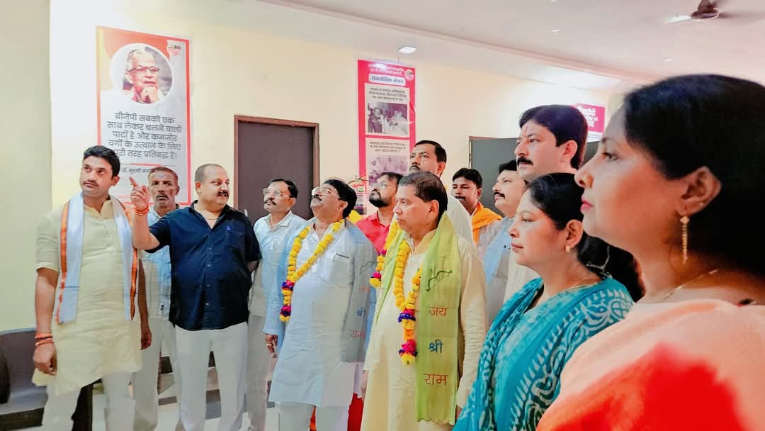 प्रदर्शनी का अवलोकन करते भाजपा विधायक, पदाधिकारी व कार्यकर्ता