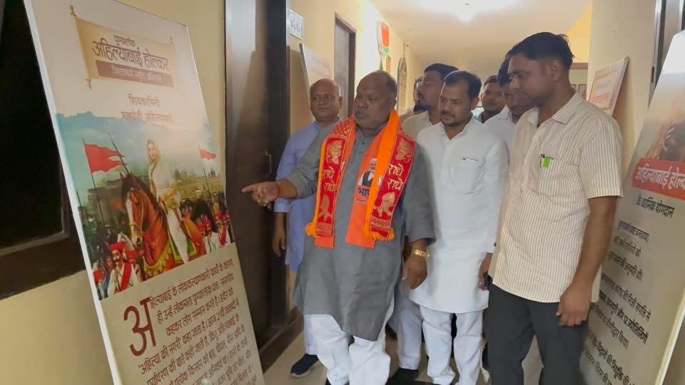 चित्र प्रदर्शनी में भाजपा जिलाध्यक्ष चित्र प्रदर्शनी में भाजपा जिलाध्यक्ष