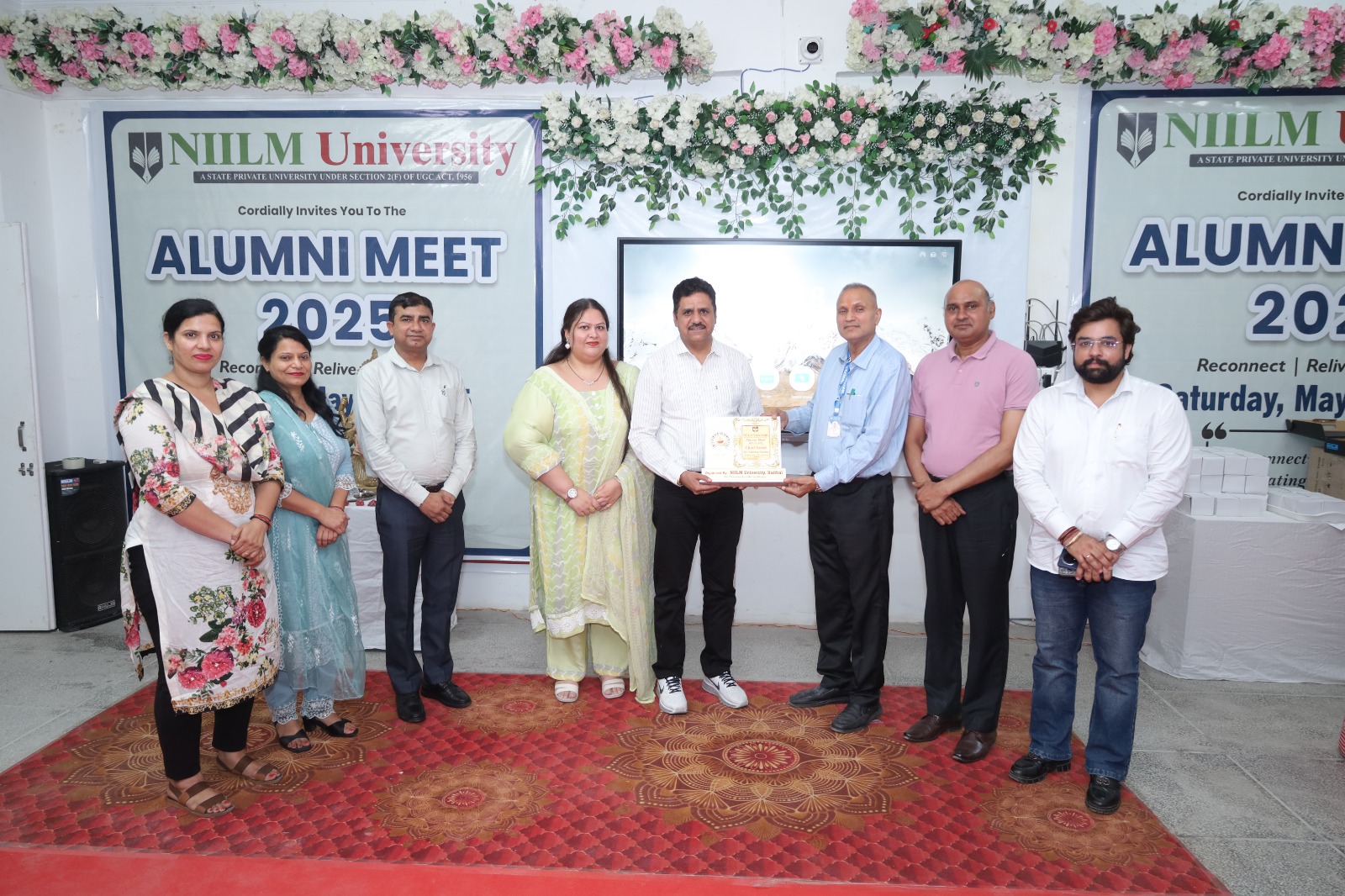 मुख्यातिथि को सम्मानित करते हुए आयोजक मुख्यातिथि को सम्मानित करते हुए आयोजक