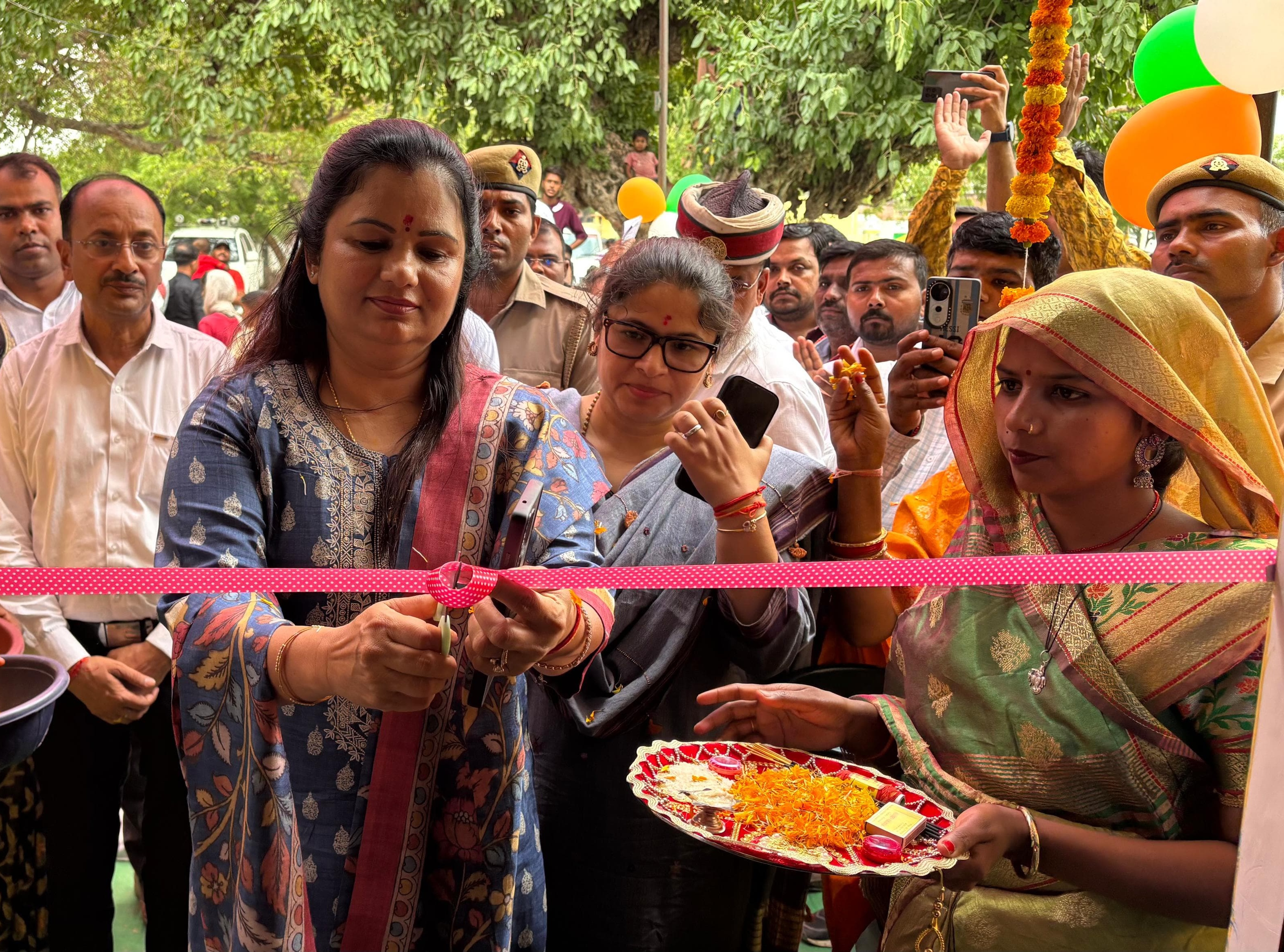 पॉवर लूम केंद्र का फीता काटकर उद्घाटन करती जिलाधिकारी प्रियंका निरंजन और स्नेहा त्रिपाठी (पत्नी आयुक्त विंध्याचल मंडल)। पॉवर लूम केंद्र का फीता काटकर उद्घाटन करती जिलाधिकारी प्रियंका निरंजन और स्नेहा त्रिपाठी (पत्नी आयुक्त विंध्याचल मंडल)।