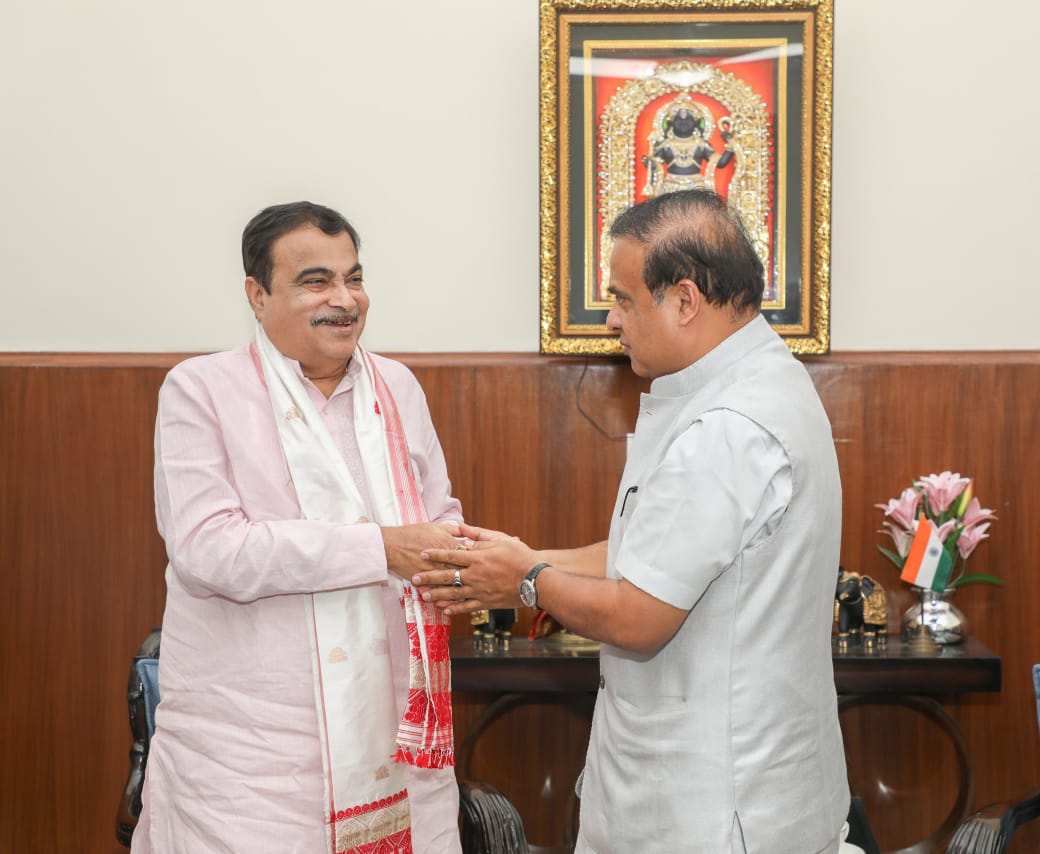 नई दिल्ली में केंद्रीय सड़क परिवहन एवं राजमार्ग मंत्री नितिन गडकरी से मुलाकात करते असम के मुख्यमंत्री डॉ. हिमंत बिस्वा सरमा