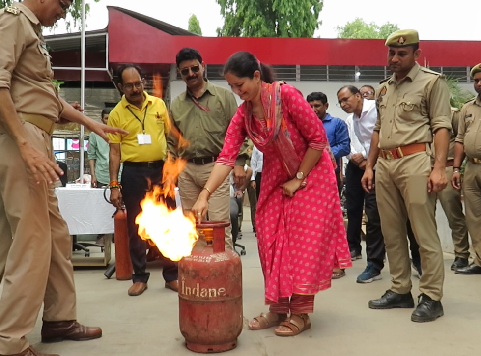 आग बुझाने का प्रशिक्षण लेते डाक कर्मी