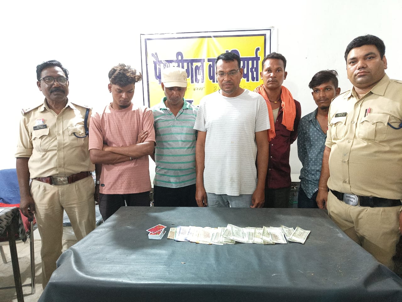 पुलिस ने बड़ी कार्रवाई करते हुए 5 जुवाड़ीयानो को गिरफ्तार किया पुलिस ने बड़ी कार्रवाई करते हुए 5 जुवाड़ीयानो को गिरफ्तार किया