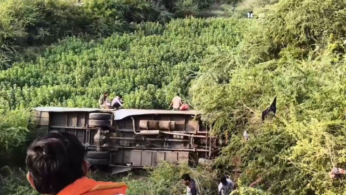 अनियंत्रित होकर खाई में गिरी यात्रियों से भरी बस अनियंत्रित होकर खाई में गिरी यात्रियों से भरी बस