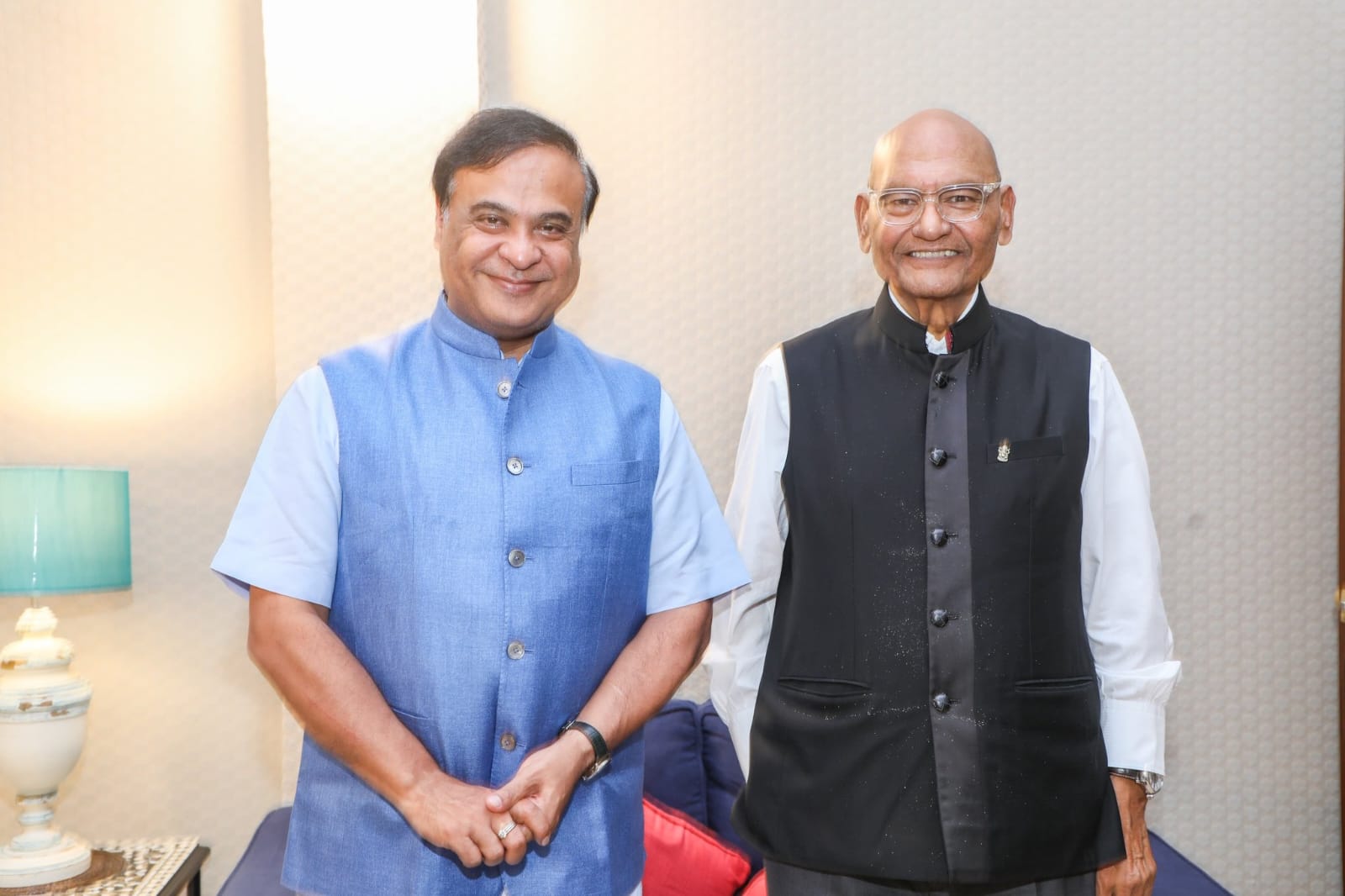 मुख्यमंत्री डॉ हिमंत बिस्व सरमा वेदांता ग्रुप के चेयरमैन अनिल अग्रवाल से उनके सरकारी आवास पर मुलाकात के दौरान। मुख्यमंत्री डॉ हिमंत बिस्व सरमा वेदांता ग्रुप के चेयरमैन अनिल अग्रवाल से उनके सरकारी आवास पर मुलाकात के दौरान।