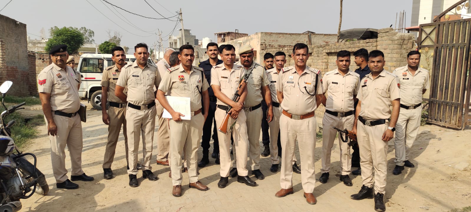 जांच व पूछताछ करते हुए पुलिसकर्मी। जांच व पूछताछ करते हुए पुलिसकर्मी।