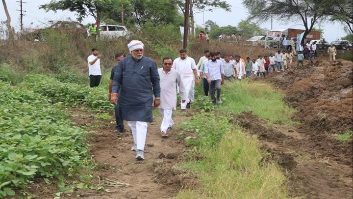 नरसिंहपुरः नदी पुनर्जीवन अभियान के अंतर्गत पद यात्रा में शामिल हुए मंत्री प्रहलाद सिंह पटेल नरसिंहपुरः नदी पुनर्जीवन अभियान के अंतर्गत पद यात्रा में शामिल हुए मंत्री प्रहलाद सिंह पटेल