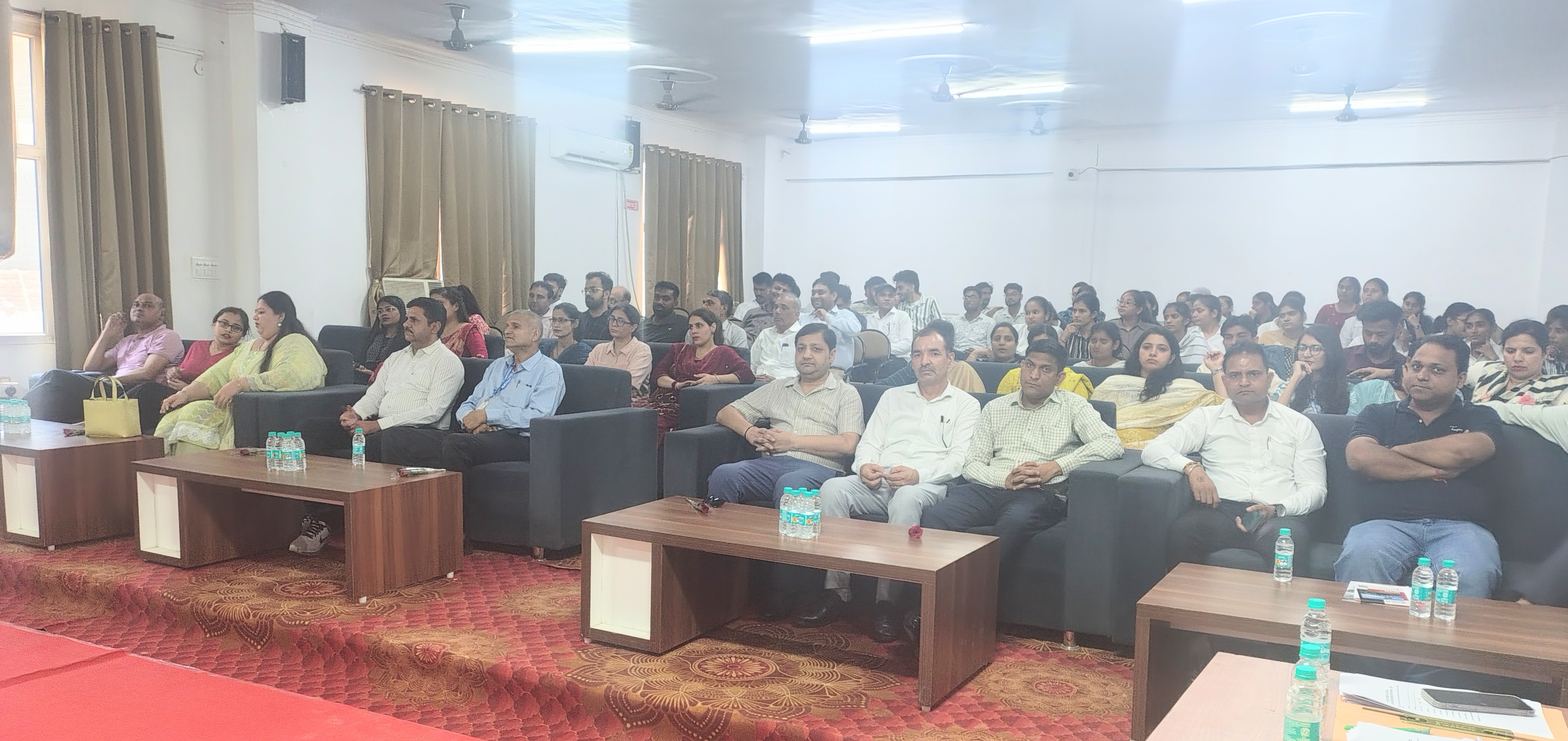 व मौके पर उपस्थित स्टॉफ व अन्य। व मौके पर उपस्थित स्टॉफ व अन्य।