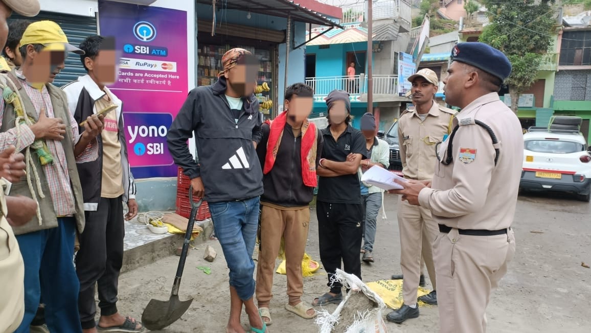 पौड़ी जिले में किराएदार का सत्यापन करती पुलिस पौड़ी जिले में किराएदार का सत्यापन करती पुलिस