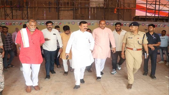 नरसिंहपुरः मंत्री उदय प्रताप सिंह ने किया कृषि उद्योग समागम कार्यक्रम की तैयारियों का अवलोकन नरसिंहपुरः मंत्री उदय प्रताप सिंह ने किया कृषि उद्योग समागम कार्यक्रम की तैयारियों का अवलोकन