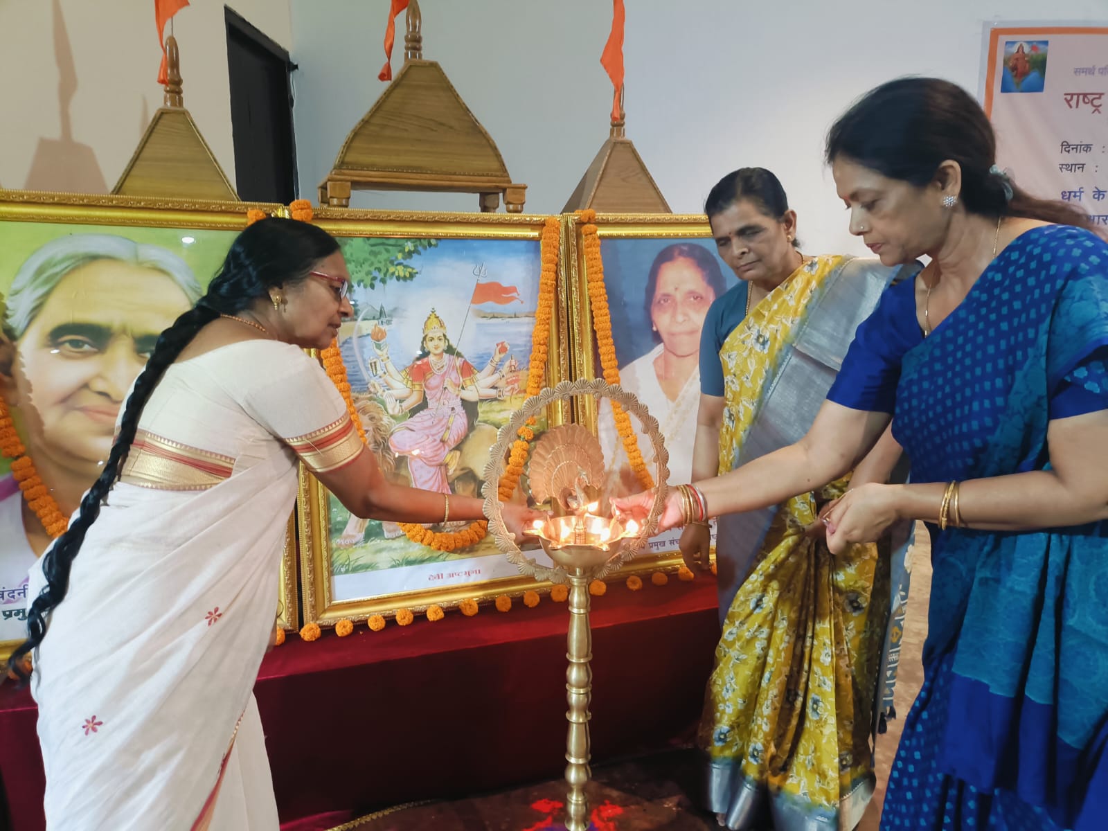 प्रशिक्षण से भी कार्यक्रम का शुभारंभ करते हुए प्रशिक्षण से भी कार्यक्रम का शुभारंभ करते हुए