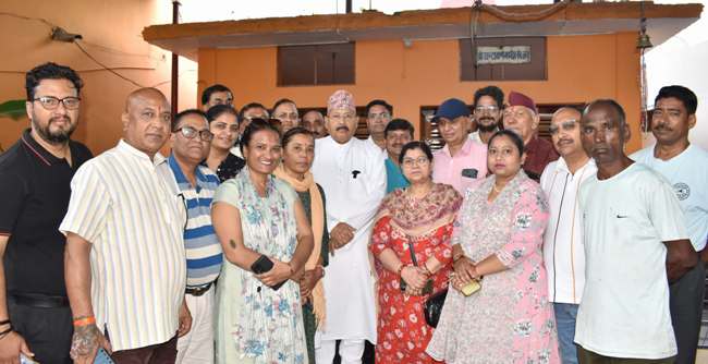 कार्यकर्ताओं के साथ मन की बात सुनते कैबिनेट मंत्री। कार्यकर्ताओं के साथ मन की बात सुनते कैबिनेट मंत्री।