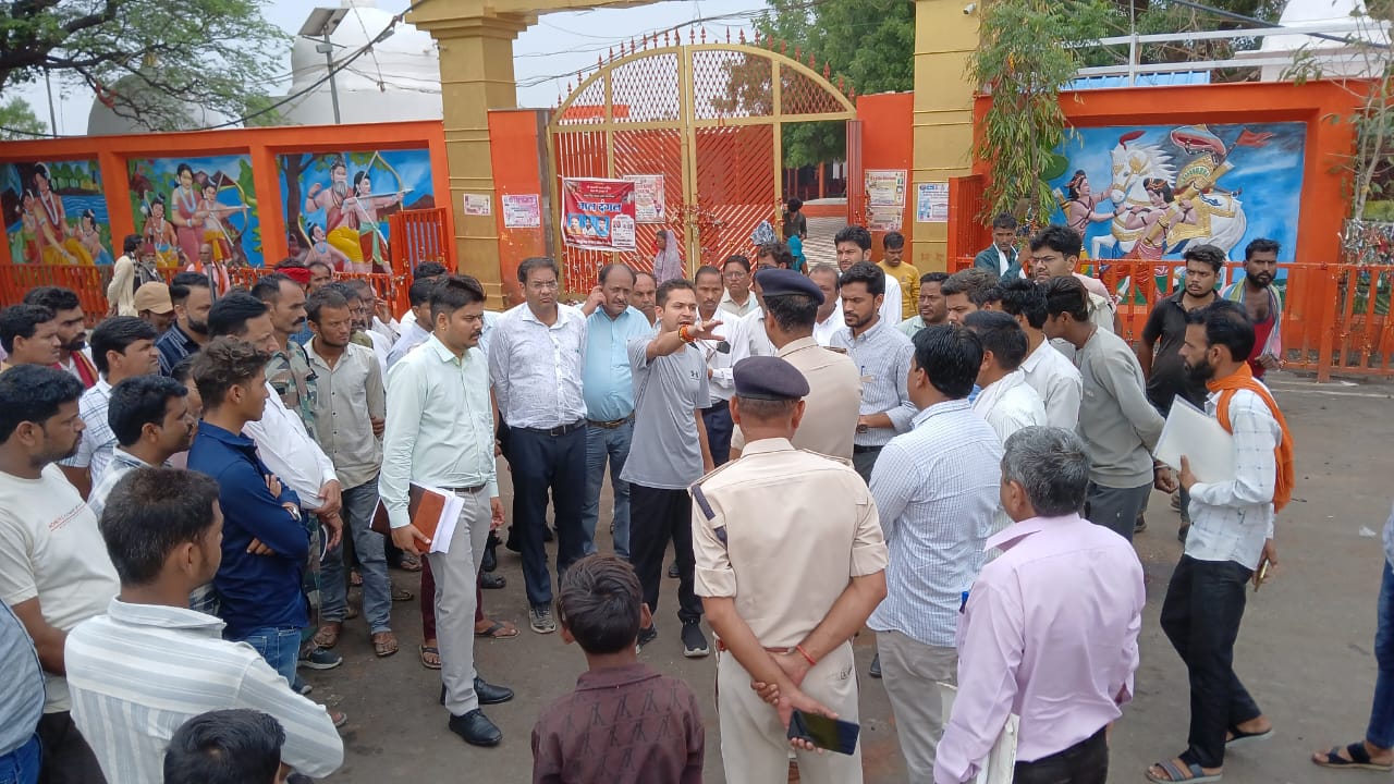 40 किमी का सफर तय कर करीला धाम पहुंचे कलेक्टर आदित्य सिंह का नवाचार 40 किमी का सफर तय कर करीला धाम पहुंचे कलेक्टर आदित्य सिंह का नवाचार