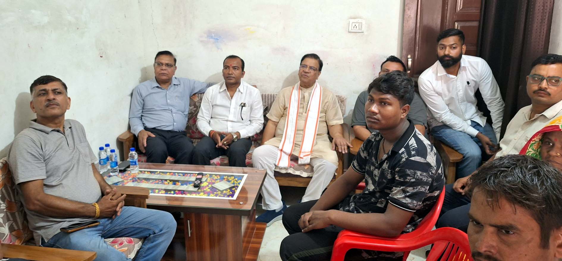 प्रधानमंत्री का मन की बात कार्यक्रम सुनते डॉ. कमल गुप्ता एवं अन्य। प्रधानमंत्री का मन की बात कार्यक्रम सुनते डॉ. कमल गुप्ता एवं अन्य।
