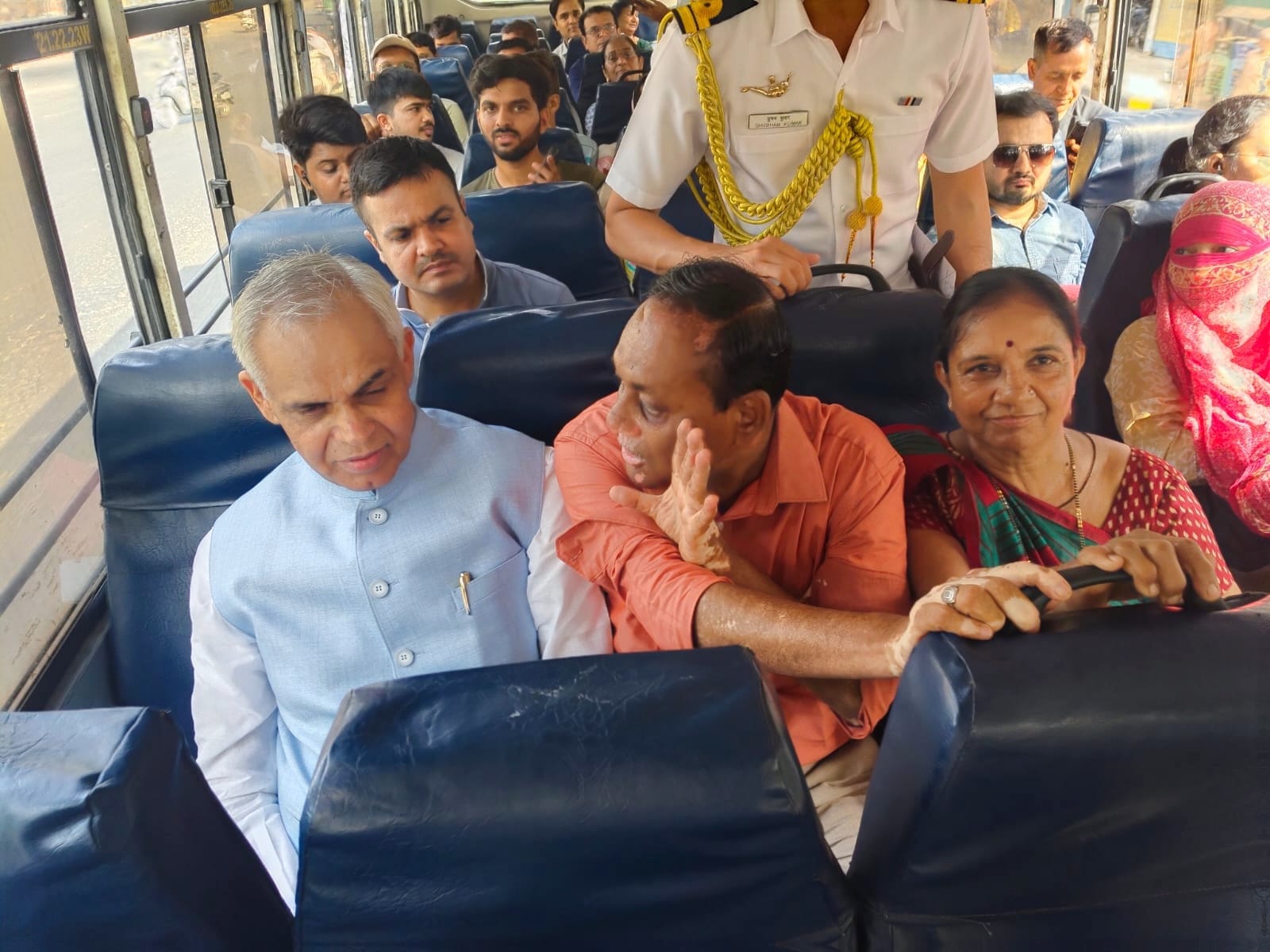 रोडवेज की बस की यात्रा करते राज्यपाल आचार्य देवव्रत रोडवेज की बस की यात्रा करते राज्यपाल आचार्य देवव्रत
