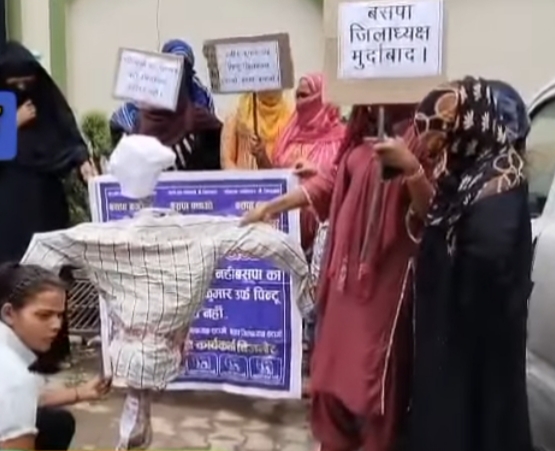 पूतला फूंकते हुए महिलाएं हैं पूतला फूंकते हुए महिलाएं हैं