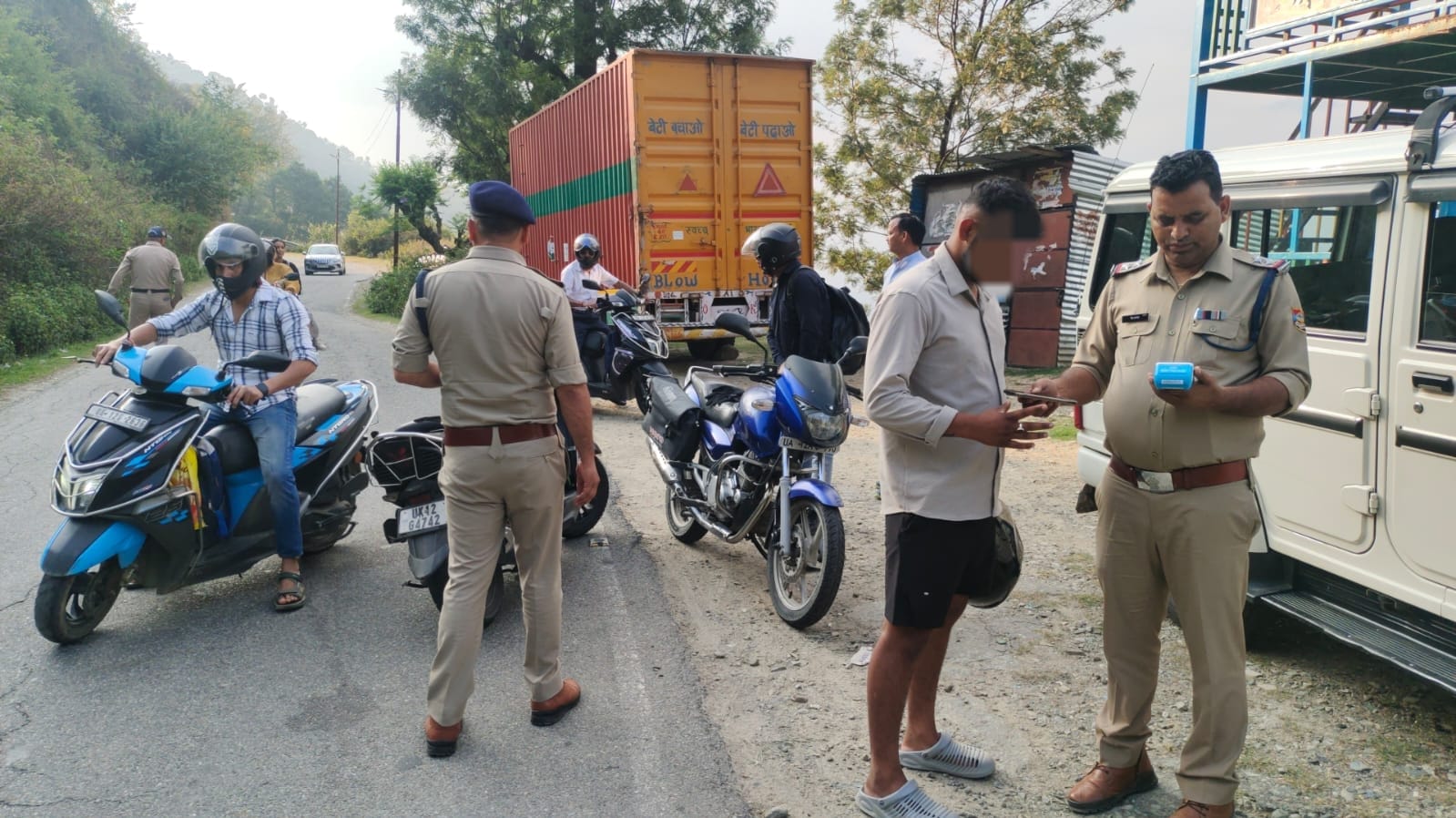 यातायात नियमों का उल्लंघन करने पर 167 चालको का चालान यातायात नियमों का उल्लंघन करने पर 167 चालको का चालान