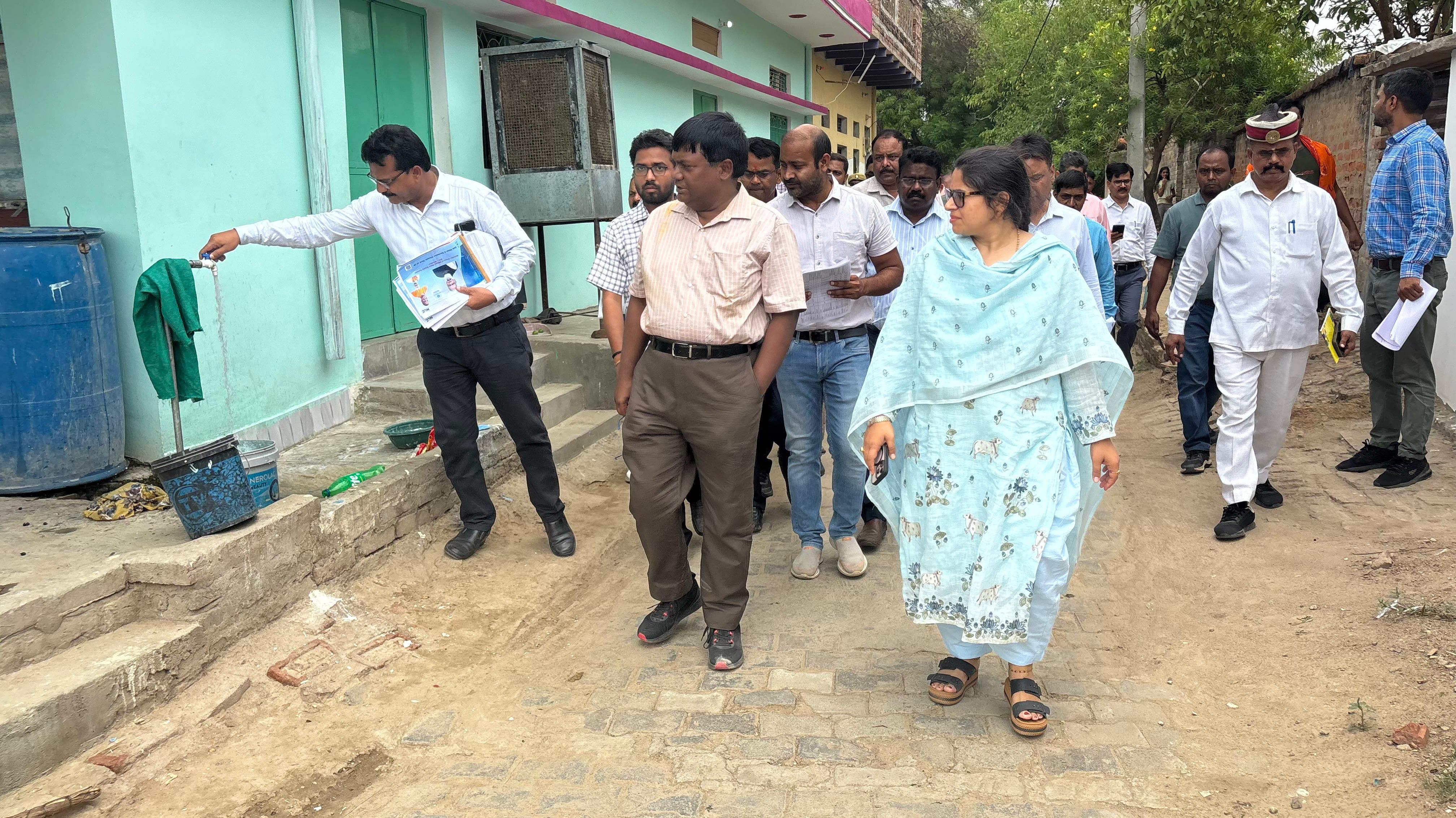 गांव में निरीक्षण को पहुंचे सचिव, साथ में जिलाधिकारी। गांव में निरीक्षण को पहुंचे सचिव, साथ में जिलाधिकारी।