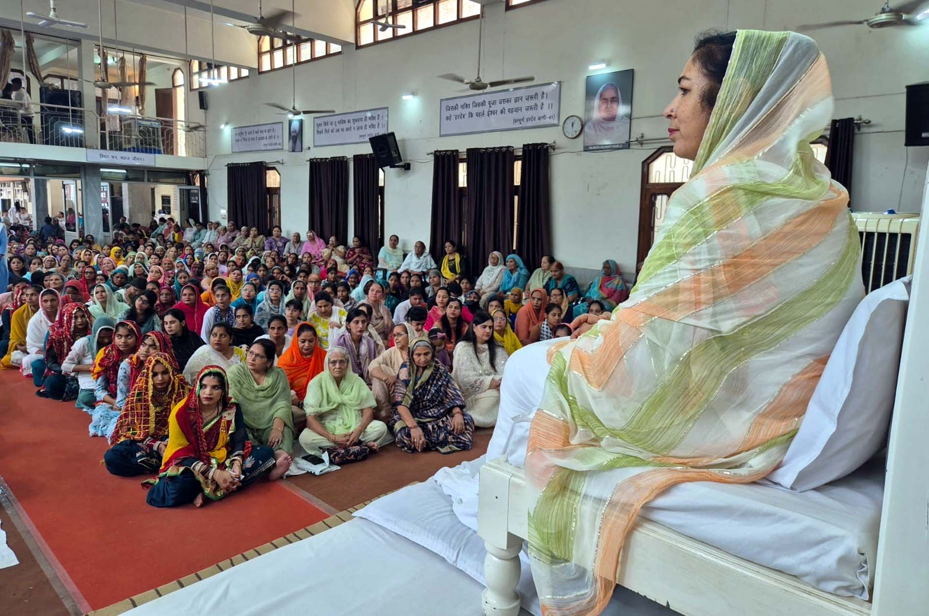महिला समागम में प्रवचन करती रितु सुनेजा। महिला समागम में प्रवचन करती रितु सुनेजा।