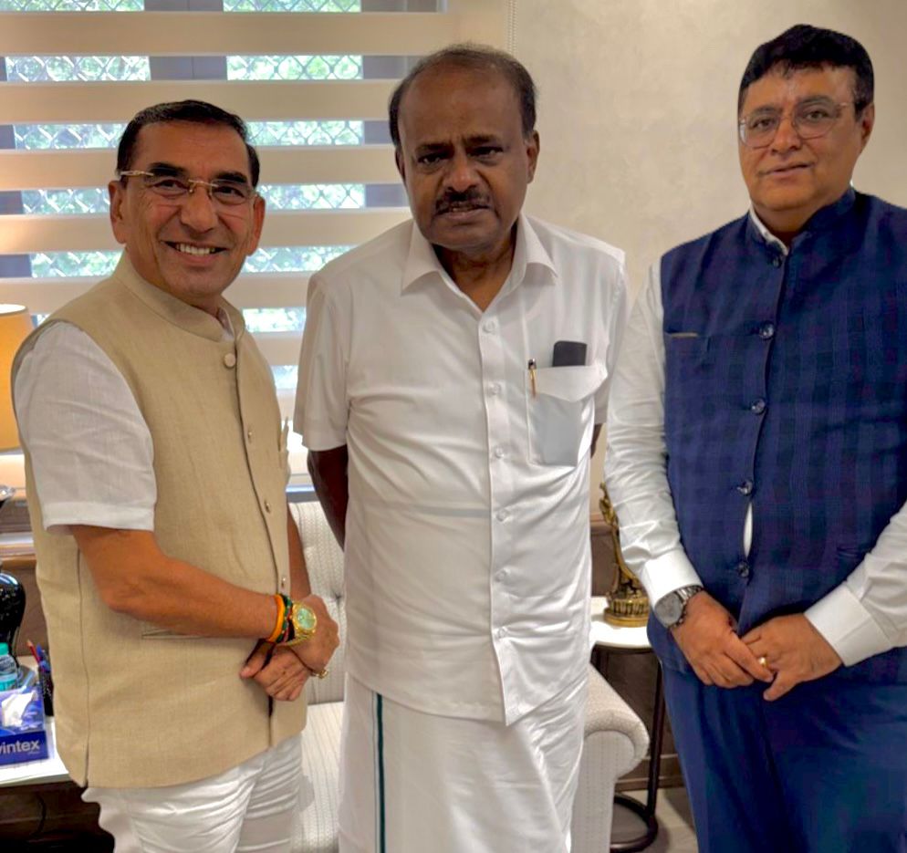 नई दिल्ली में केन्द्रीय हेवी इंडस्ट्रीज मंत्री एच.डी. कुमारस्वामी से मुलाकात करते चेम्बर के प्रतिनिधि। नई दिल्ली में केन्द्रीय हेवी इंडस्ट्रीज मंत्री एच.डी. कुमारस्वामी से मुलाकात करते चेम्बर के प्रतिनिधि।