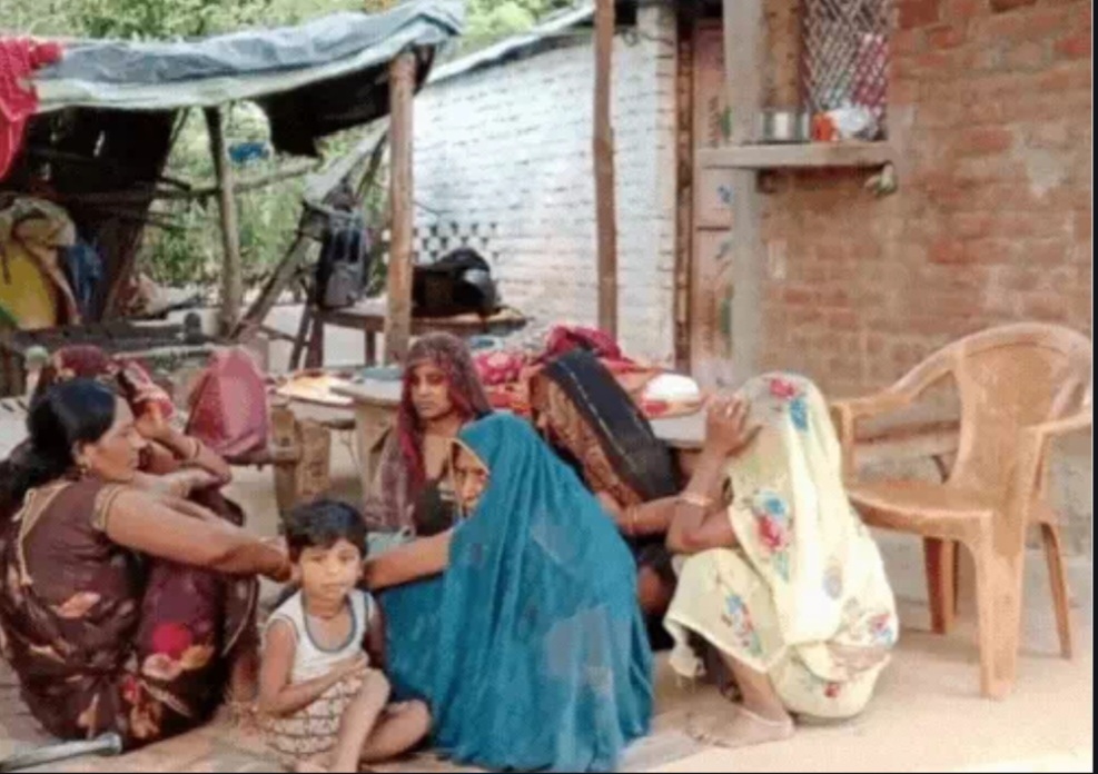 कन्नौज: अवैध संबंधों के शक में पत्नी का गला काटा फिर गोबर के ढेर में दबा दिया कन्नौज: अवैध संबंधों के शक में पत्नी का गला काटा फिर गोबर के ढेर में दबा दिया
