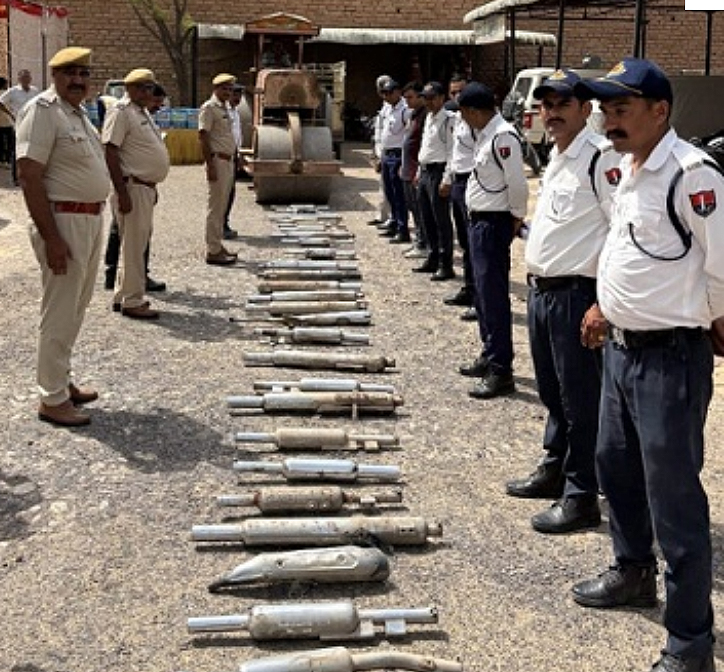 साइलेंसर्स और प्रेशर हॉर्न्स को बुलडोजर चलाकर सार्वजनिक रूप से नष्ट किया साइलेंसर्स और प्रेशर हॉर्न्स को बुलडोजर चलाकर सार्वजनिक रूप से नष्ट किया