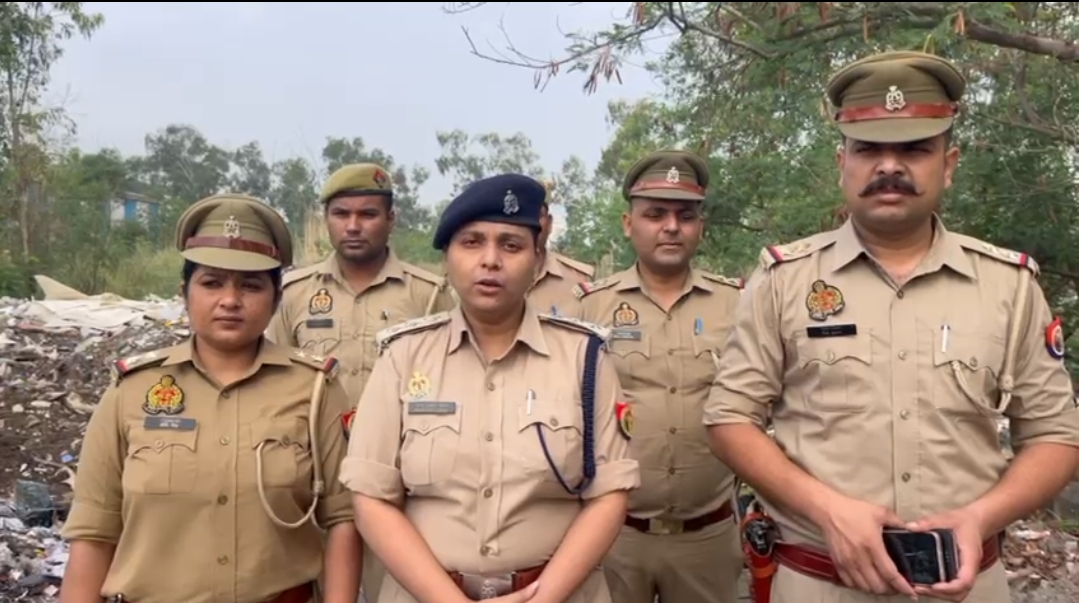 मुठभेड़ की जानकारी देते हुए एसीपी मुठभेड़ की जानकारी देते हुए एसीपी