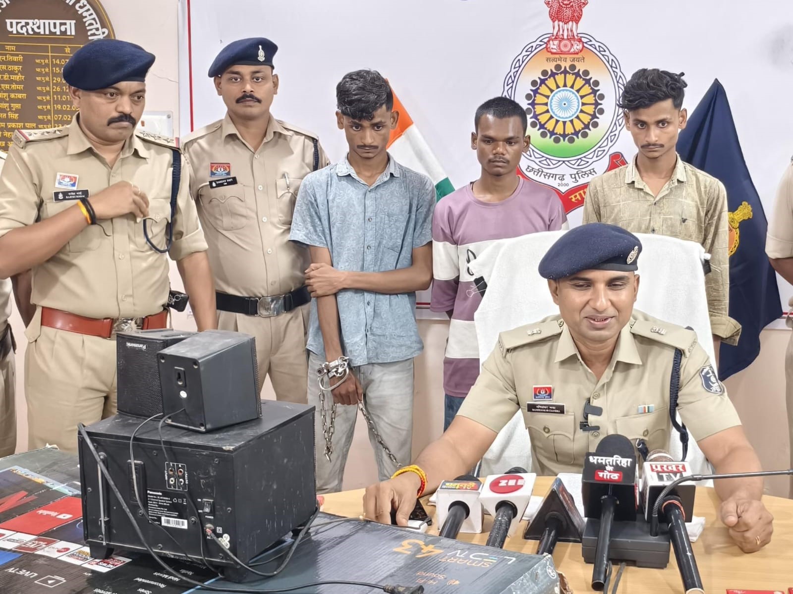 चोरी के मामले में गिरफ्तार तीन आरोपित। चोरी के मामले में गिरफ्तार तीन आरोपित।