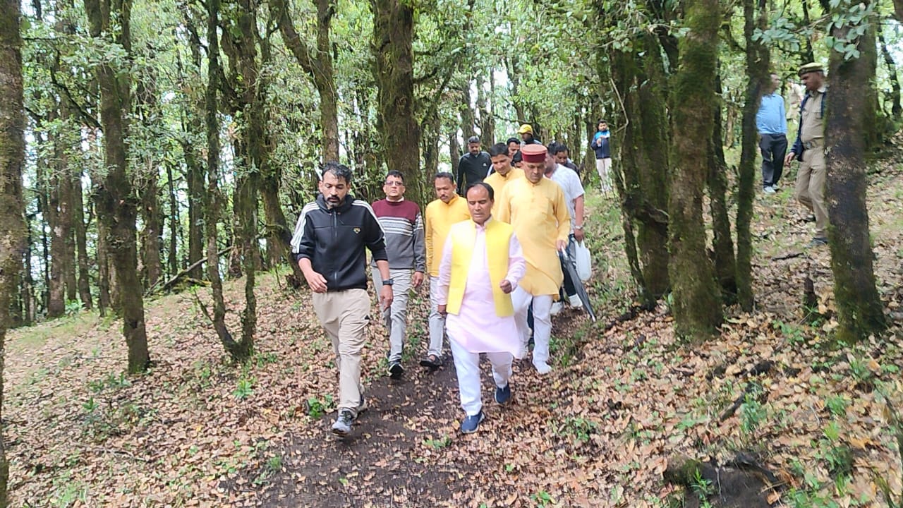 बूढ़ा भरसार पैदल मार्ग पर यात्रा करते डॉ धन सिंह रावत