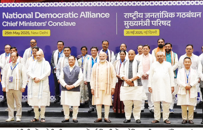एनडीए शासित राज्याें के मुख्यमंत्रियों की बैठक में भाग लेते हरियाणा के मुखयमंत्री नायब सैनी
