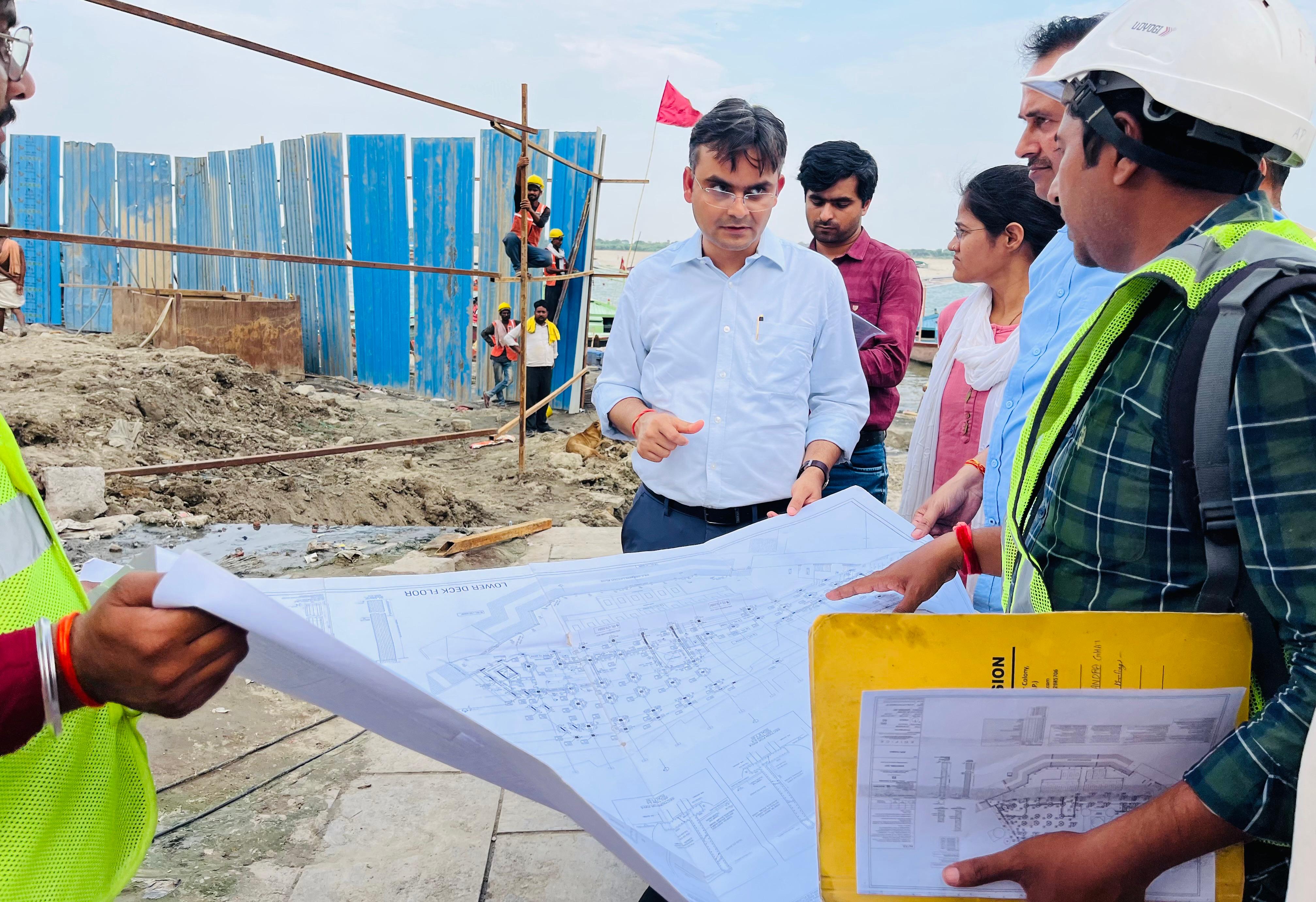 निरीक्षण करते जिलाधिकारी