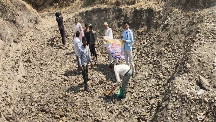 सीहोर जिले के कल्याणी नदी में श्रमदान सीहोर जिले के कल्याणी नदी में श्रमदान