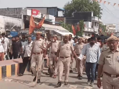 दोनों बदमाशों की बाजार और गांव में परेड निकाली। दोनों बदमाशों की बाजार और गांव में परेड निकाली।