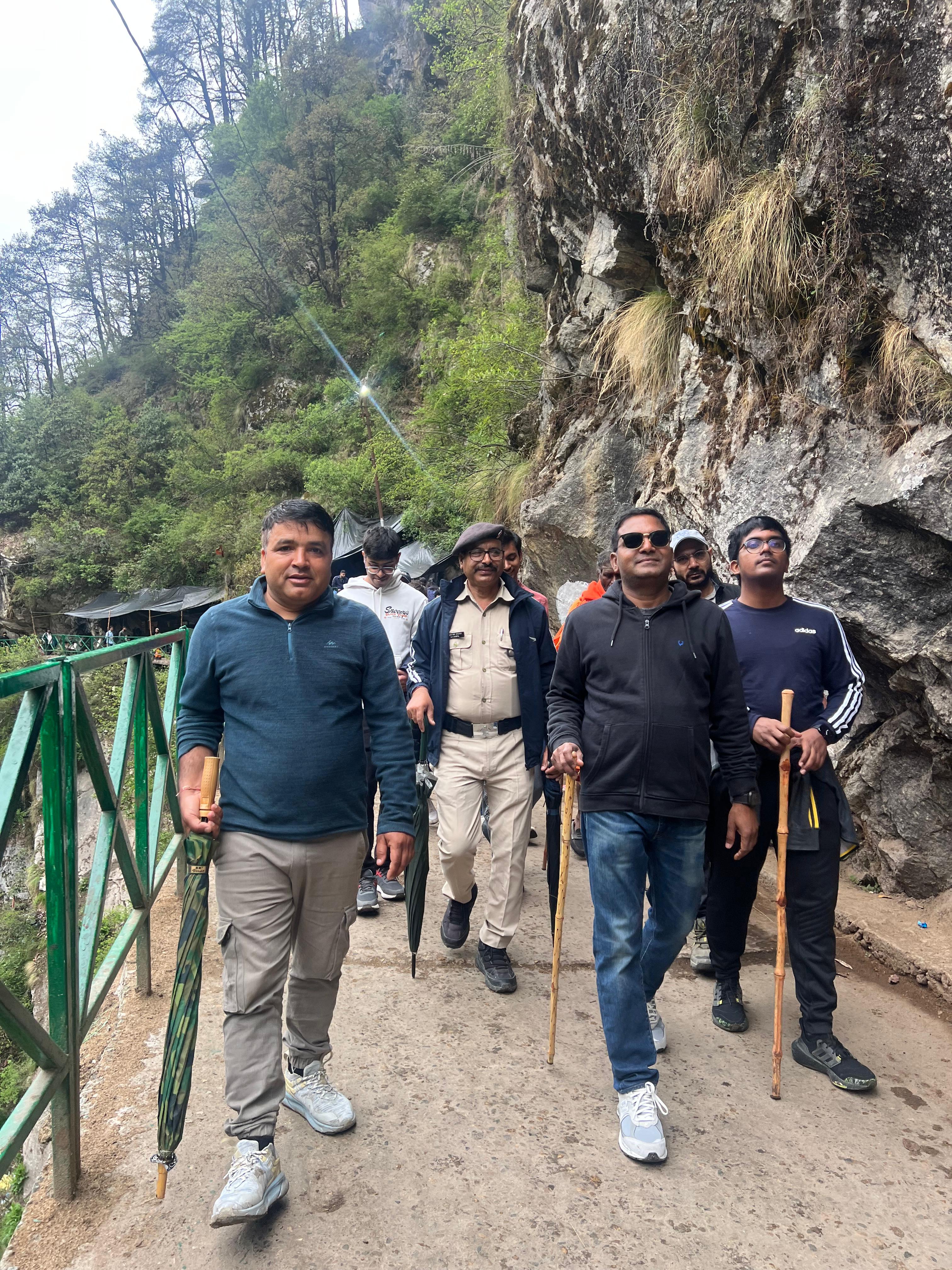 यमुनोत्री धाम की यात्रा व्यवस्थाओं का स्थलीय निरीक्षण करते हुए सचिव यमुनोत्री धाम की यात्रा व्यवस्थाओं का स्थलीय निरीक्षण करते हुए सचिव