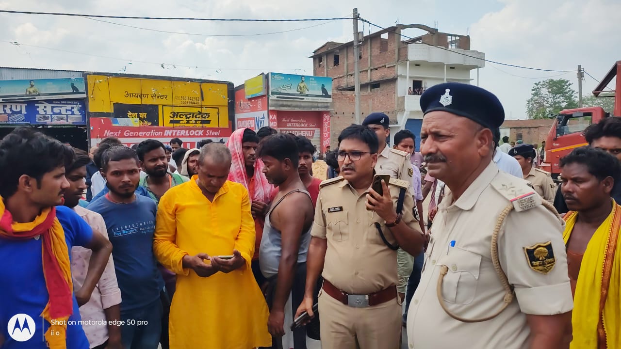 सड़क दुर्घटना के बाद एनएच जाम करते आक्रोशित सड़क दुर्घटना के बाद एनएच जाम करते आक्रोशित