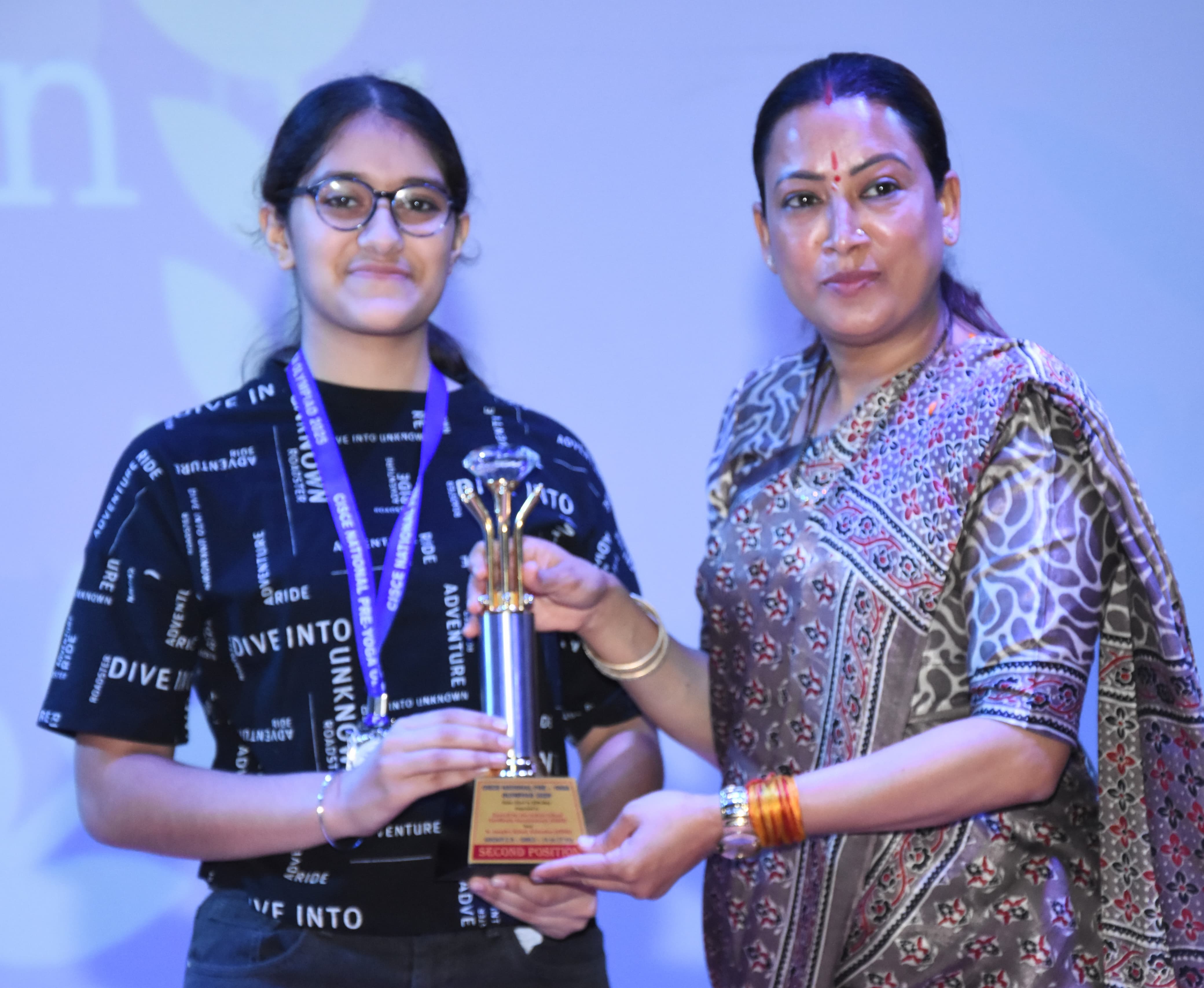 खेल मंत्री रेखा आर्या सीआईएससीई नेशनल प्री योगा ओलंपियाड-2025 के विजेताओं को पुरस्कार वितरित करती।
