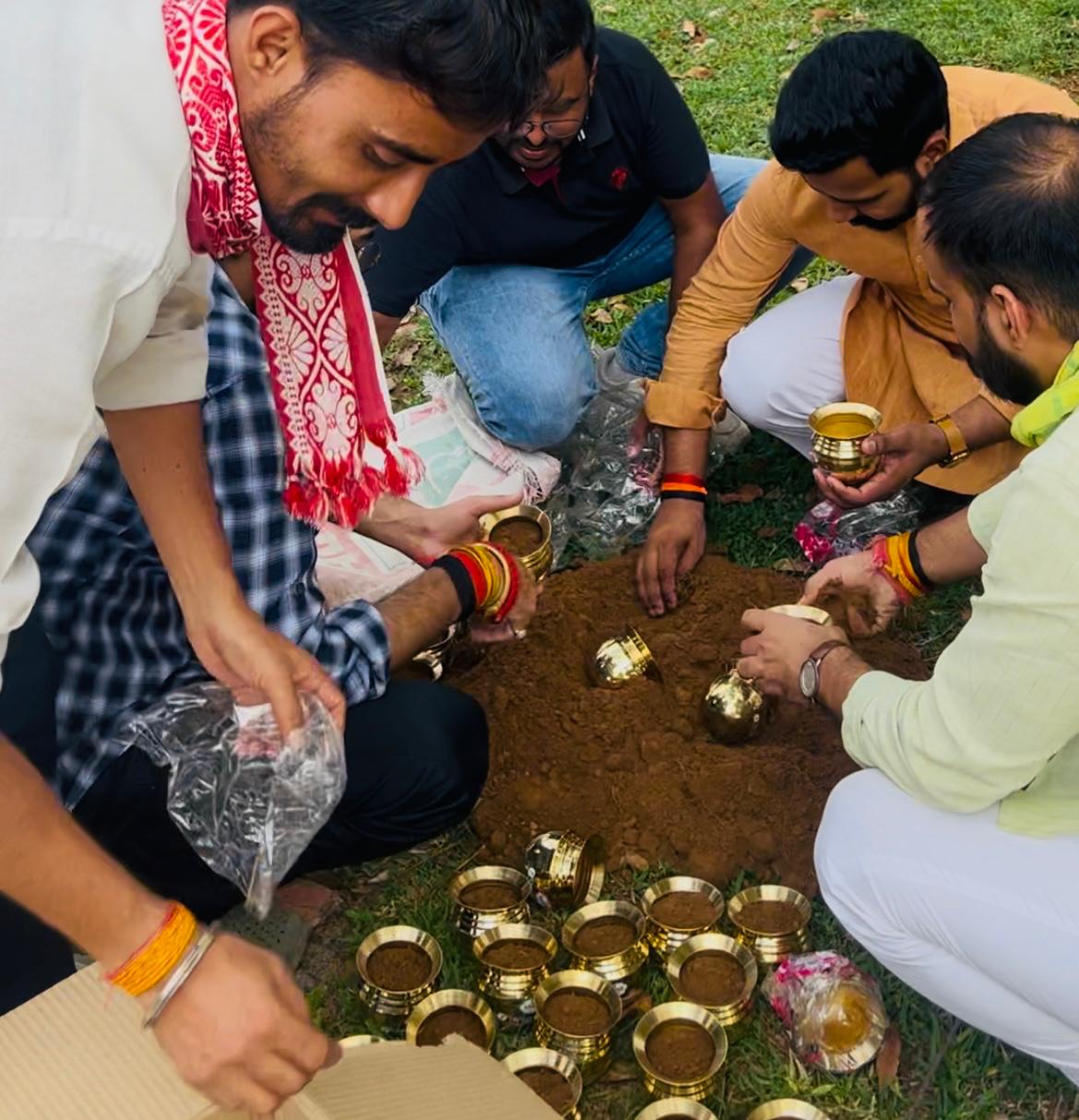 बिरसा के गांव में मिट्टी लेते परिषद के कार्यकर्त्ता बिरसा के गांव में मिट्टी लेते परिषद के कार्यकर्त्ता