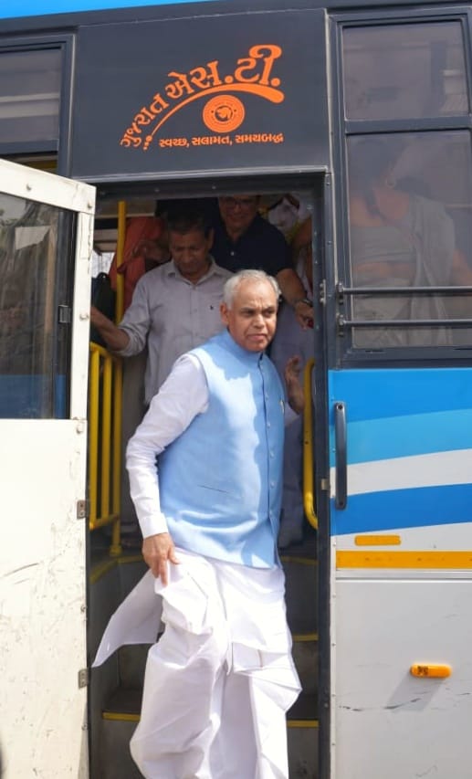 रोडवेज की बस की यात्रा करते राज्यपाल आचार्य देवव्रत रोडवेज की बस की यात्रा करते राज्यपाल आचार्य देवव्रत