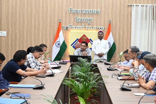 अधिकारियाें काे निर्देश देते देहरादून के जिलाधिकारी। अधिकारियाें काे निर्देश देते देहरादून के जिलाधिकारी।